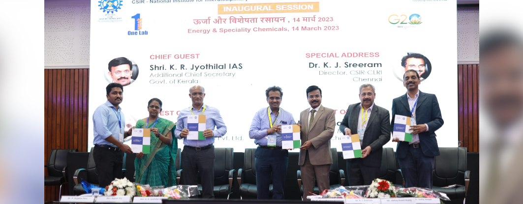 डॉ. के जे श्रीराम, निदेशक, सीएसआईआर-सीएलआरआई, श्री राजेश झा, एमडी और सीईओ, अदानी विझिंजम पोर्ट प्रा. मणिपाल टेक्नोलॉजीज लिमिटेड के सीईओ श्री अनंत गुप्ते ने विशेष रसायन विकसित करने की प्रक्रिया और औद्योगिक दृष्टिकोण से अनुसंधान की आवश्यकता पर चर्चा की।
