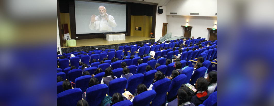 IICT ZM High School Students of class 8th, 9th and 10th watching Pariksha pe Charcha 2023 organised in CSIR-IICT auditorium.