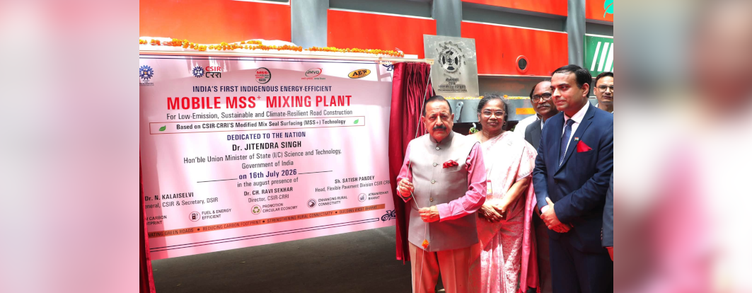 माननीय केंद्रीय मंत्री डॉ. जितेंद्र सिंह ने "भारत के पहले स्वदेशी, ऊर्जा-कुशल मोबाइल मॉडिफाइड मिक्स सील सरफेसिंग प्लस (MSS+) मिक्सिंग प्लांट" का उद्घाटन किया और उसका निरीक्षण किया।