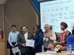 The Honourable Minister of S&T Dr. Jitendra Singh gave away the prizes to the winners.