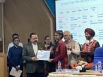 The Honourable Minister of S&T Dr. Jitendra Singh gave away the prizes to the winners.